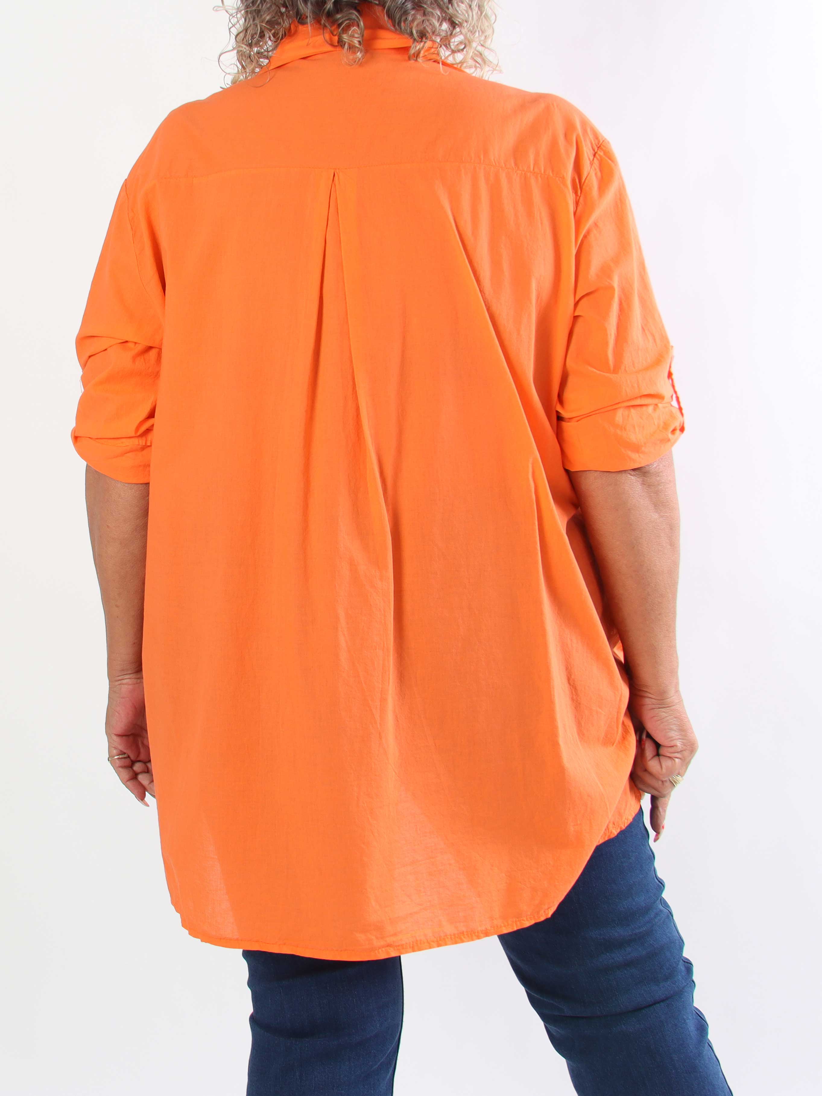 Catherina – Elegant plus size bomullsskjorta med fina, broderade gulddetaljer